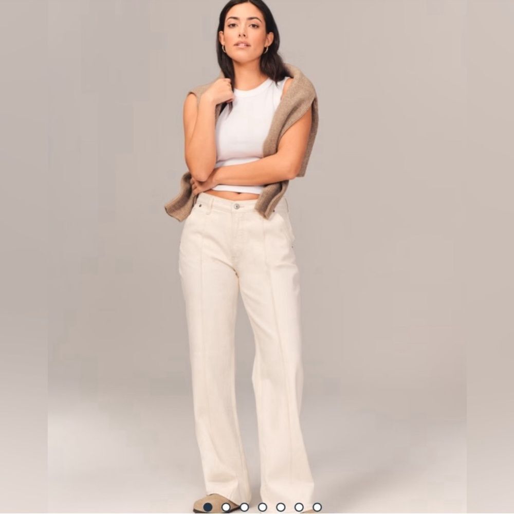 Abercrombie & Fitch The Curve Love Baggy Mid Rise Jean in Cream Pintuck 25L